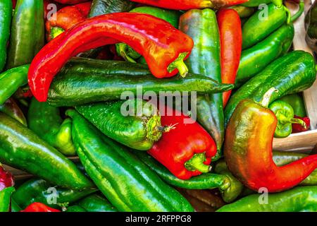 pila di peperoni dolci rossi e verdi al mercato Foto Stock