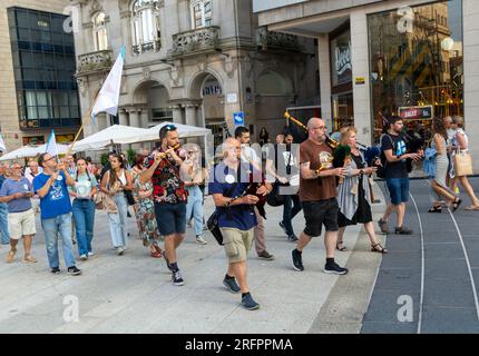 Musicisti suonatori di cornamusa campagna elettorale del partito politico BNG in plaza Praza Porto do Sol, centro città di Vigo, Galizia, Spagna luglio 2023 Foto Stock