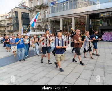 Musicisti suonatori di cornamusa campagna elettorale del partito politico BNG in plaza Praza Porto do Sol, centro città di Vigo, Galizia, Spagna luglio 2023 Foto Stock