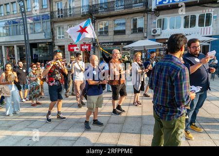 Musicisti suonatori di cornamusa campagna elettorale del partito politico BNG in plaza Praza Porto do Sol, centro città di Vigo, Galizia, Spagna luglio 2023 Foto Stock