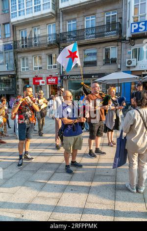 Musicisti suonatori di cornamusa campagna elettorale del partito politico BNG in plaza Praza Porto do Sol, centro città di Vigo, Galizia, Spagna luglio 2023 Foto Stock