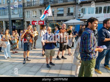 Musicisti suonatori di cornamusa campagna elettorale del partito politico BNG in plaza Praza Porto do Sol, centro città di Vigo, Galizia, Spagna luglio 2023 Foto Stock