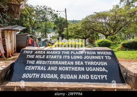 Stele che indica la posizione della fonte principale del Nilo a Jinja, Uganda. Foto Stock