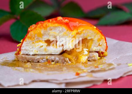 marmellata di pesche gialle con lamponi e more, torta all'arancia con ripieno bianco cremoso Foto Stock