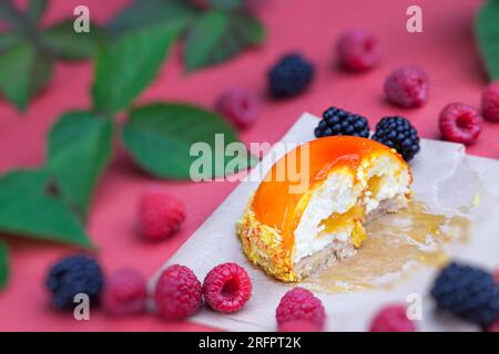 marmellata di pesche gialle con lamponi e more, torta all'arancia con ripieno bianco cremoso Foto Stock