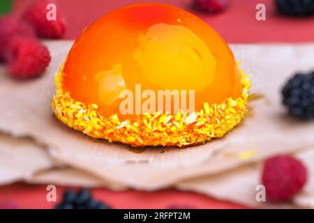 marmellata di pesche gialle con lamponi e more, torta all'arancia con ripieno bianco cremoso Foto Stock