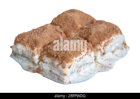 Baklava fredda. Baklava con latte isolato su sfondo bianco. Prelibatezze della cucina turca. primo piano Foto Stock