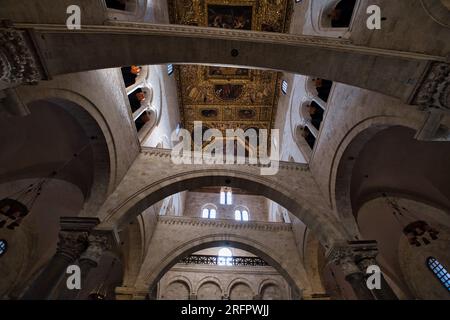 Vista interna della chiesa di San Nicola a Bari Foto Stock