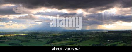 Vista panoramica da Sutton Bank con raggi crepuscolari che attraversano le nuvole. North Yorkshire, Inghilterra, Regno Unito. Foto Stock