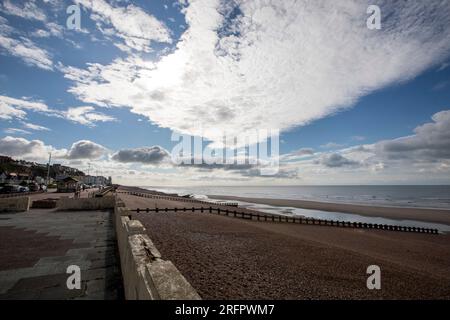 Bulverhythe, noto anche come West St Leonards e Bo Peep, è un sobborgo di Hastings, nell'East Sussex, in Inghilterra, con la sua Esplanade e una parete di mare spessa 15 piedi. Bulverhythe è tradotto come "Burghers" landing Place". Un tempo era sotto un piccolo promontorio chiamato Gallows Head, che fu spazzato via dall'inondazione. I sobborghi di Filsham, West Marina e Harley Shute sono nelle vicinanze. Foto Stock