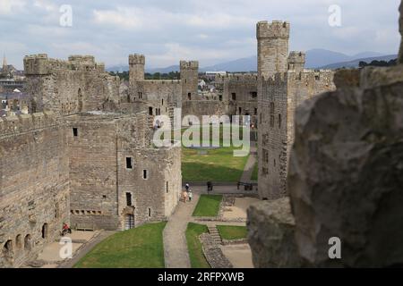 CAERNARFON, GRAN BRETAGNA - 14 SETTEMBRE 2014: Il castello di Caernarvon in Galles è un eccezionale esempio di architettura militare dell'Europa occidentale. Foto Stock