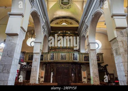 La chiesa parrocchiale di Santa Maria della Valle, nota anche come dell'Assunta, è la chiesa principale di Scanno. Si trova nella piazza omonima, Foto Stock