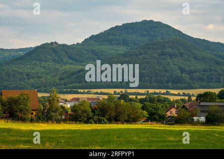 Vista delle rovine del castello di Egerberk, Klášterec nad Ohří, Repubblica Ceca Foto Stock