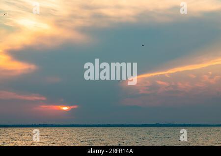 Bellissimo tramonto rosso e orang sul lago. Foto Stock