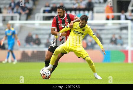 Alex Baena del Villarreal sfida Morgan Sanson dell'OGC Nice durante il match di Sela Cup tra OCG Nice e Villareal CF a St. James's Park, Newcastle sabato 5 agosto 2023. (Foto: Michael driver | mi News) crediti: MI News & Sport /Alamy Live News Foto Stock