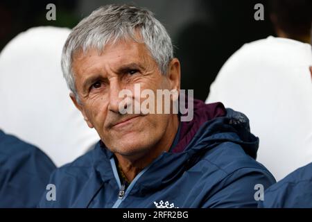 Il manager del Villarreal Quique Setien in panchina durante la partita della Sela Cup a St. James' Park, Newcastle-upon-Tyne. Data foto: Sabato 5 agosto 2023. Foto Stock