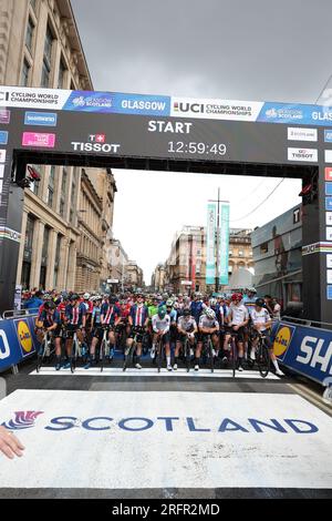 Glasgow, Regno Unito. 5 agosto 2023. I piloti nella foto al via della gara maschile junior su strada ai Campionati del mondo di ciclismo UCI, a Glasgow, in Scozia, sabato 05 agosto 2023. L'UCI organizza i mondi con tutte le discipline ciclistiche, ciclismo su strada, ciclismo al chiuso, mountain bike, corse BMX, Paracycling su strada e paracycling al coperto, a Glasgow dal 05 al 13 agosto. BELGA PHOTO DAVID PINTENS Credit: Belga News Agency/Alamy Live News Foto Stock