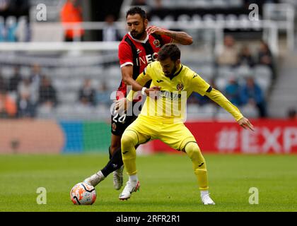 Nice's Gaetan Laborde e Alex Baena di Villarreal si battono per il pallone durante la partita della Sela Cup a St. James' Park, Newcastle-upon-Tyne. Data foto: Sabato 5 agosto 2023. Foto Stock