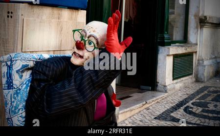 Artista mimo di strada della città di Lisbona, intrattenitore Foto Stock