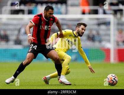 Nice's Gaetan Laborde e Alex Baena di Villarreal si battono per il pallone durante la partita della Sela Cup a St. James' Park, Newcastle-upon-Tyne. Data foto: Sabato 5 agosto 2023. Foto Stock