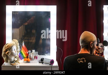 AMSTERDAM - Dylano si sta preparando ad aprire la Change Station ad Amsterdam Central come Queen Elsa. Con questa posizione, l'NS offre uno spogliatoio con guardaroba, camerini, postazioni per il trucco e lavandini per i visitatori Pride per i quali è ancora troppo lontano per lasciare la casa completamente vestita. ANP EVA PLEVIER netherlands Out - belgio Out credito: ANP/Alamy Live News Foto Stock