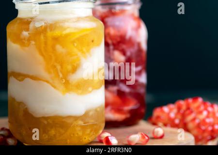 Yogurt fresco e delizioso a base di latte al gusto di limone, yogurt con marmellata di limone in gocce d'acqua e condensato Foto Stock