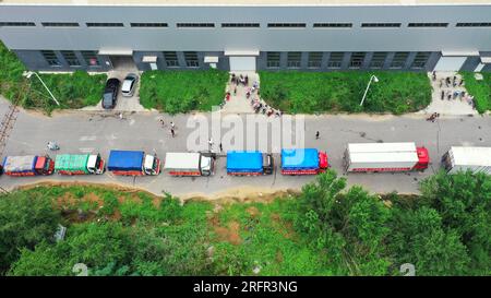 Zhuozhou. 5 agosto 2023. Questa foto aerea scattata il 5 agosto 2023 mostra i camion in attesa all'esterno di un sito di stoccaggio di rifornimenti di soccorso a Zhuozhou, nella provincia di Hebei nella Cina settentrionale. Un gran numero di aiuti donati da tutto il paese è arrivato a Zhuozhou sabato, sostenendo le popolazioni locali colpite da temporali e inondazioni. Crediti: MU Yu/Xinhua/Alamy Live News Foto Stock