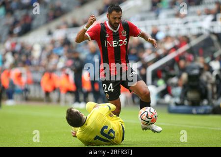 Il Gaetan Laborde dell'OGC Nizza sfida Alex Baena di Villarreal durante il match di Sela Cup tra OCG Nice e Villareal CF a St. James's Park, Newcastle sabato 5 agosto 2023. (Foto: Michael driver | mi News) crediti: MI News & Sport /Alamy Live News Foto Stock