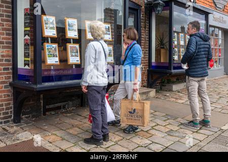 Persone che guardano nella finestra agenti immobiliari nei dettagli della casa, Marlborough, Wiltshire, Inghilterra, Regno Unito Foto Stock