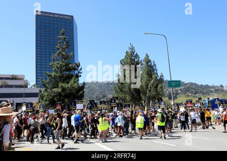 Universal City, Stati Uniti. 4 agosto 2023. LOS ANGELES - AUG 4: Strikers at SAG/AFTRA and WGA Strike at the Universal Studios on August 4, 2023 in Universal City, CA (foto di Katrina Jordan/Sipa USA) credito: SIPA USA/Alamy Live News Foto Stock