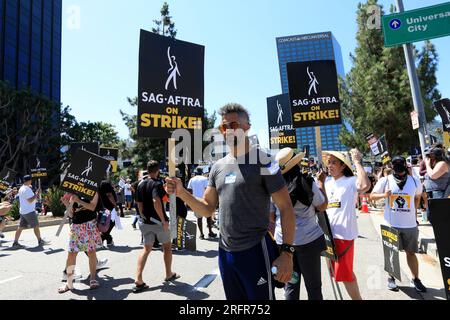 Universal City, Stati Uniti. 4 agosto 2023. LOS ANGELES - AUG 4: Strikers at SAG/AFTRA and WGA Strike at the Universal Studios on August 4, 2023 in Universal City, CA (foto di Katrina Jordan/Sipa USA) credito: SIPA USA/Alamy Live News Foto Stock