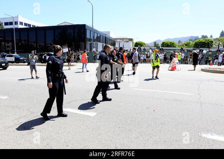 Universal City, Stati Uniti. 4 agosto 2023. LOS ANGELES - agosto 4: La polizia ha chiuso Lankershim Blvd per sciopero al SAG/AFTRA e WGA Strike agli Universal Studios il 4 agosto 2023 a Universal City, CA (foto di Katrina Jordan/Sipa USA) credito: SIPA USA/Alamy Live News Foto Stock