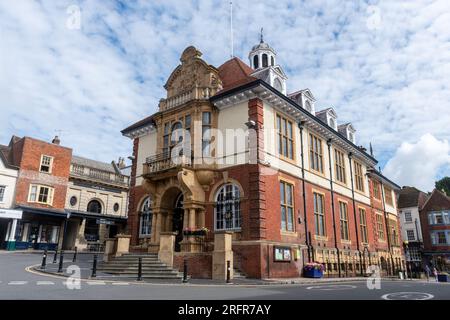 Il municipio di Marlborough sulla High Street a Marlborough, Wiltshire, Inghilterra, Regno Unito, un edificio classificato di grado II. Foto Stock