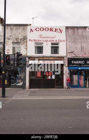 A. Cooke's Traditional Pie, Mash, Liquor & Eels Shop on the Goldhawk Road, Shepherds Bush, Londra, Inghilterra, Regno Unito Foto Stock