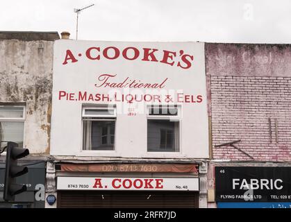 A. Cooke's Traditional Pie, Mash, Liquor & Eels Shop on the Goldhawk Road, Shepherds Bush, Londra, Inghilterra, Regno Unito Foto Stock