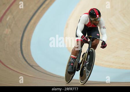 Nicholas Paul di Trinidad e Tobago gareggia nella qualificazione maschile Elite Sprint durante la terza giornata dei Campionati del mondo di ciclismo UCI 2023 al Sir Chris Hoy Velodrome di Glasgow. Data foto: Sabato 5 agosto 2023. Foto Stock