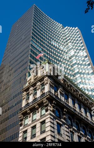 452 Fifth Avenue, Beaux-Arts and Modern Tower contrastante architettura, New York City, USA 2023 Foto Stock