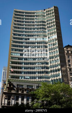 452 Fifth Avenue, Beaux-Arts and Modern Tower contrastante architettura, New York City, USA 2023 Foto Stock