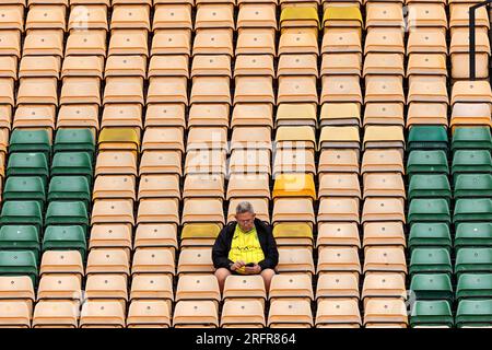 Carrow Road, Norwich, Norfolk, Regno Unito. 5 agosto 2023. EFL Championship Football, Norwich City contro Hull City; un tifoso di Norwich City in arrivo presto siede nello stand vuoto credito: Action Plus Sports/Alamy Live News Foto Stock