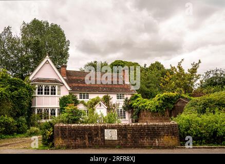 Un elegante cottage rosa situato in un pittoresco villaggio inglese nell'Hampshire nell'agosto 2023. Foto Stock