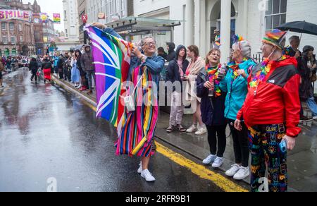 Brighton Regno Unito 5 agosto 2023 - migliaia di partecipanti alla Brighton & Hove Pride Parade nonostante il terribile tempo causato da Storm Antoni che oggi batte le arti britanniche con forti venti e pioggia : Credit Simon Dack / Alamy Live News Foto Stock