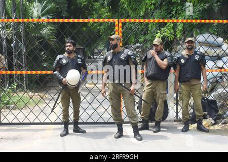 Lahore, Pakistan. 5 agosto 2023. I poliziotti stanno di guardia vicino alla residenza dell'ex primo ministro pakistano Imran Khan a Lahore, Pakistan, 5 agosto 2023. La polizia di Islamabad del Pakistan ha arrestato l'ex primo ministro Imran Khan sabato dalla sua residenza nella città orientale di Lahore dopo che un tribunale locale lo ha condannato a tre anni di reclusione per aver nascosto i suoi beni finanziari. L'ala mediatica del partito di Khan Pakistan Tehreek-e-Insaf (PTI) ha detto a Xinhua che l'ex primo ministro è stato arrestato dopo che il tribunale ha rilasciato mandati di arresto per Khan. Credito: Sajjad/Xinhua/Alamy Live News Foto Stock