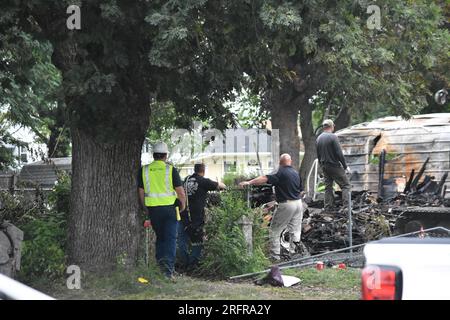 Gli investigatori mettono al sicuro la scena del crimine e mettono il nastro della scena del crimine sulla scena. Gli investigatori si posizionano per la ricerca delle prove. Quattro persone sono state uccise e altre due, tra cui un bambino, sono rimaste ferite dopo che una casa è esplosa nel 300 di Northwest Boulevard a Buena. I quattro individui uccisi nell'esplosione della casa erano un bambino di 2 anni, una bambina di 3 anni, un uomo di 52 anni e un uomo di 73 anni. Le operazioni di ricerca terminavano intorno alle 17 di venerdì sera. Anche una bambina di un anno e una sedicenne sono rimaste ferite nell'esplosione. La bambina di un anno è attualmente in criti Foto Stock