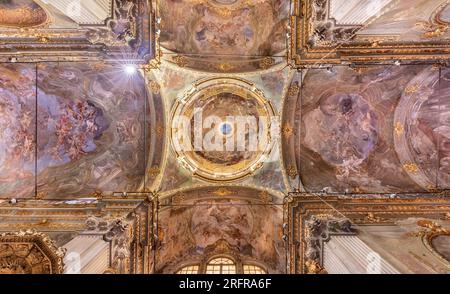GENOVA, ITALIA - 5 MARZO 2023: La cupola della chiesa barocca Chiesa di Santa Maria Maddalena di Sebastiano Galeotti (1729). Foto Stock
