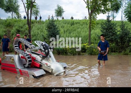 (230805) -- HARBIN, 5 agosto 2023 (Xinhua) -- i vigili del fuoco gestiscono una macchina di drenaggio vicino al villaggio di Dawan del distretto di Dong'an, Mudanjiang, provincia di Heilongjiang nella Cina nordorientale, 5 agosto 2023. Innescato da piogge torrenziali nella città di Mudanjiang e nella capitale provinciale Harbin, i livelli dell'acqua di alcuni fiumi hanno superato il livello dell'acqua di avvertimento. Squadre di soccorso di emergenza, tra cui vigili del fuoco locali e vigili del fuoco forestale, sono stati inviati per aiutare con il lavoro di soccorso e soccorso. Le pattuglie di 24 ore sugli argini sono state condotte per controllare i rischi, e le inondazioni hanno colpito resid Foto Stock