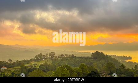 Splendida vista sul monte Abang e sul lago Batur all'alba nella regione di Kintamani, Bali Foto Stock