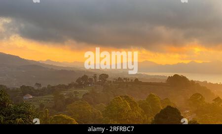Splendida vista sul monte Abang e sul lago Batur all'alba nella regione di Kintamani, Bali Foto Stock