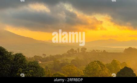 Splendida vista sul monte Abang e sul lago Batur all'alba nella regione di Kintamani, Bali Foto Stock
