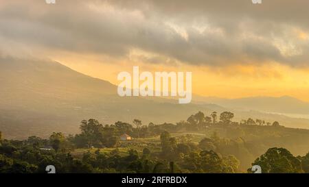 Splendida vista sul monte Abang e sul lago Batur all'alba nella regione di Kintamani, Bali Foto Stock