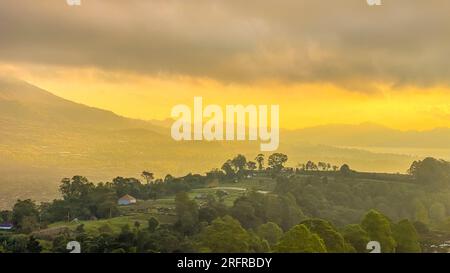 Splendida vista sul monte Abang e sul lago Batur all'alba nella regione di Kintamani, Bali Foto Stock